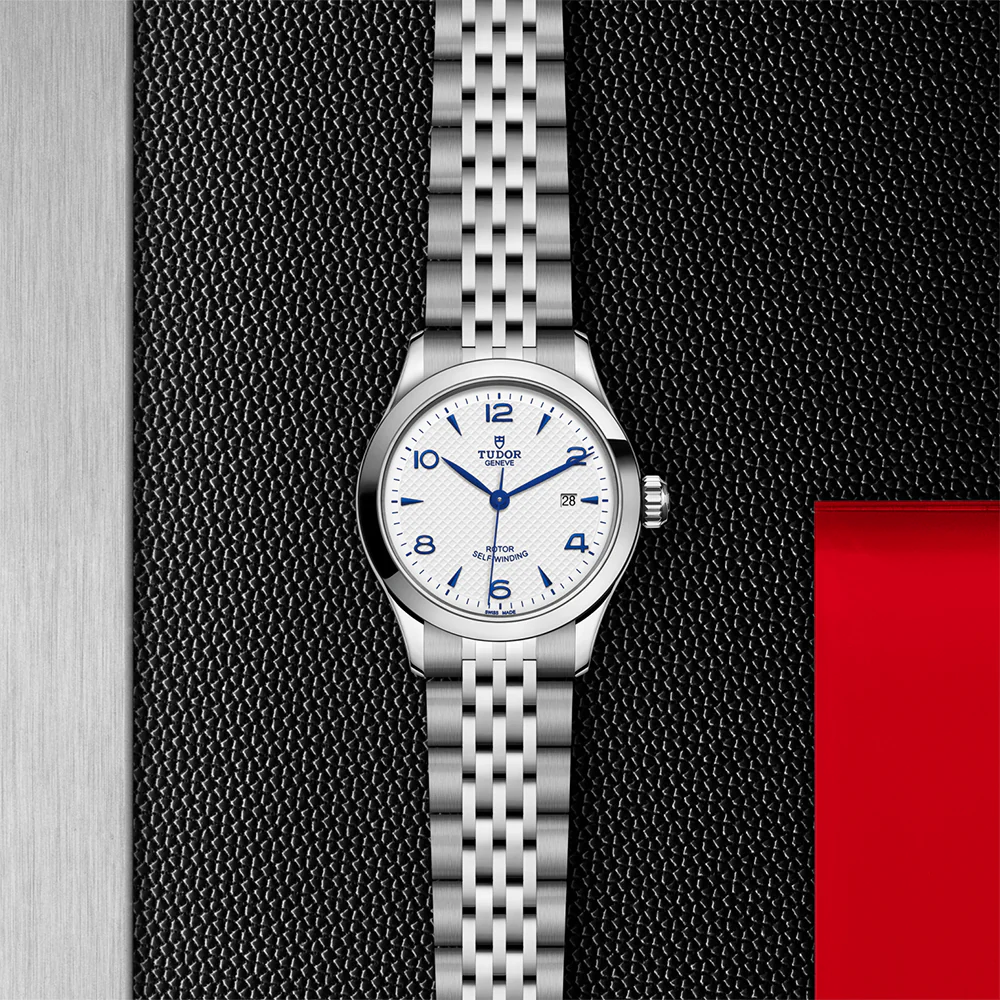 1926 28mm - Opaline on Bracelet - Image 2