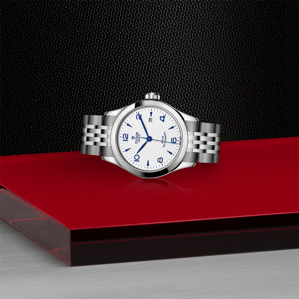 1926 28mm - Opaline on Bracelet - Image 3