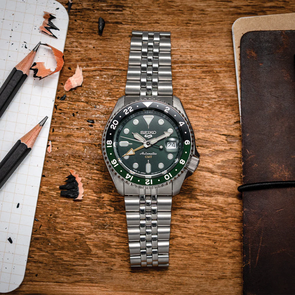 SSK035 5 Sports SKX GMT 42.5mm - Green on Bracelet - Image 2