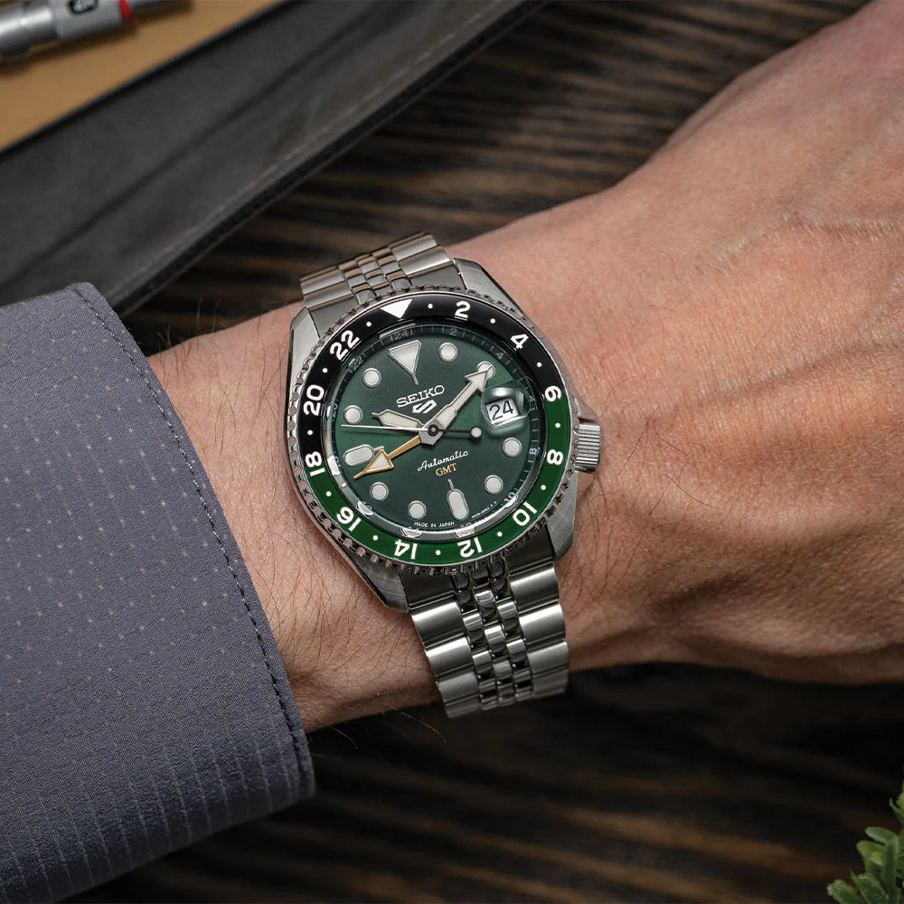 SSK035 5 Sports SKX GMT 42.5mm - Green on Bracelet - Image 3