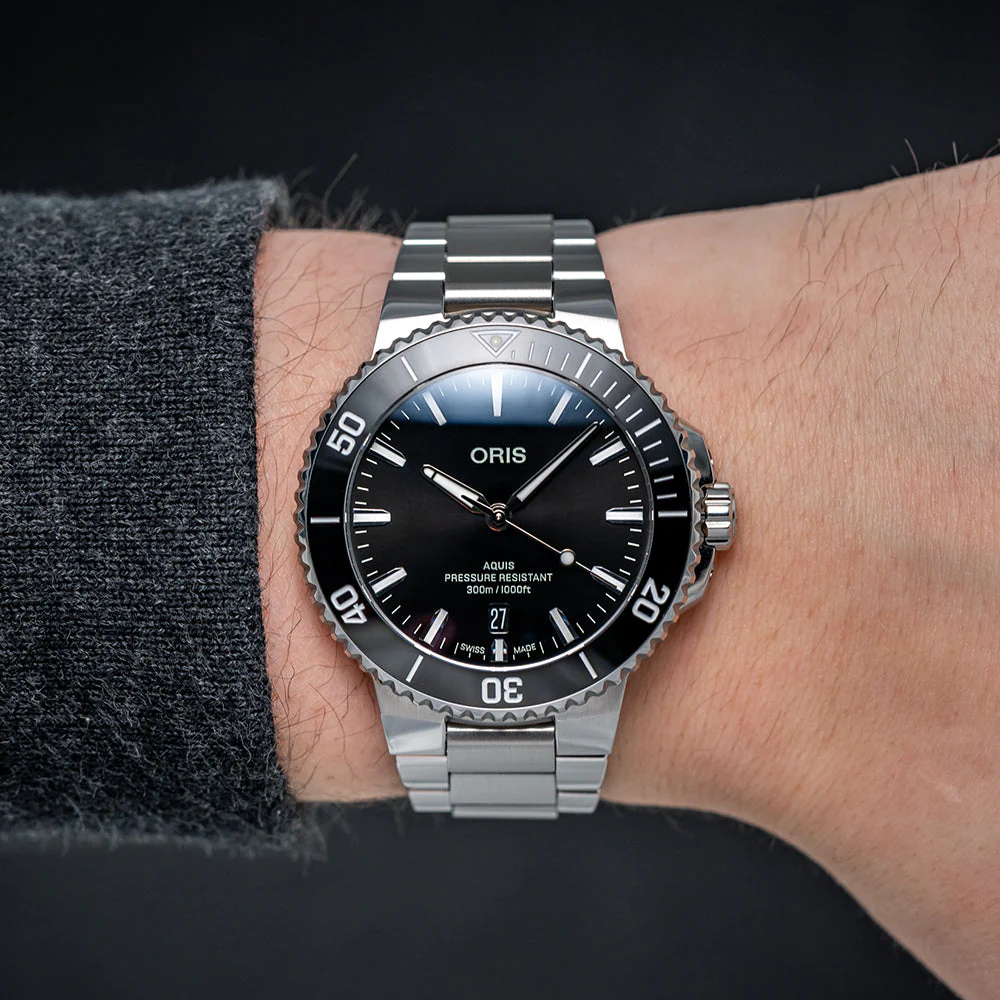 Aquis Date 2024 41.5mm - Black on Bracelet - Image 3
