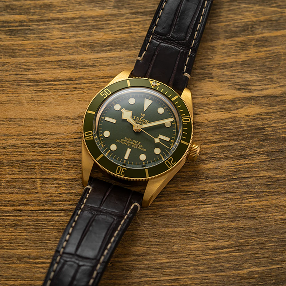 Black Bay 58 18K Yellow-Gold 39mm - Green on Leather Strap w/ Extra Fabric Strap - Image 2