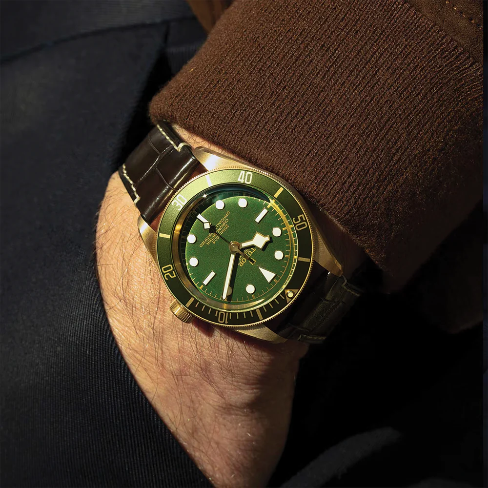 Black Bay 58 18K Yellow-Gold 39mm - Green on Leather Strap w/ Extra Fabric Strap - Image 4