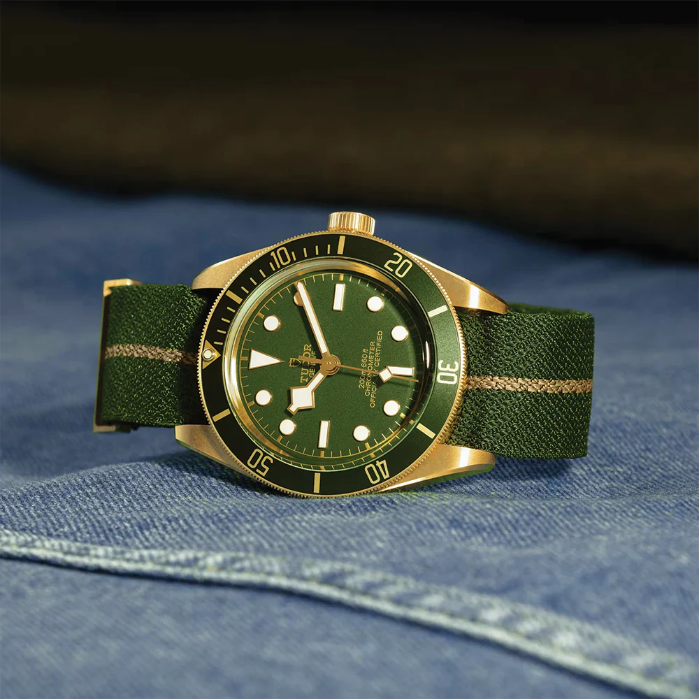 Black Bay 58 18K Yellow-Gold 39mm - Green on Leather Strap w/ Extra Fabric Strap - Image 5