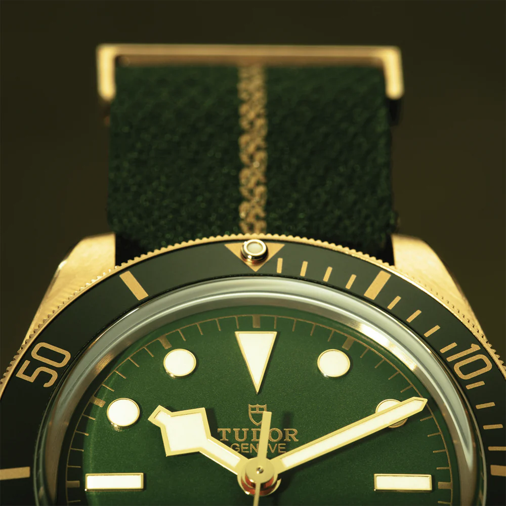 Black Bay 58 18K Yellow-Gold 39mm - Green on Leather Strap w/ Extra Fabric Strap - Image 8