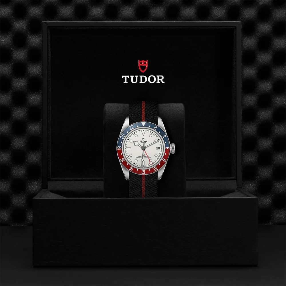 Black Bay GMT 41mm - Opaline on Fabric Strap - Image 5