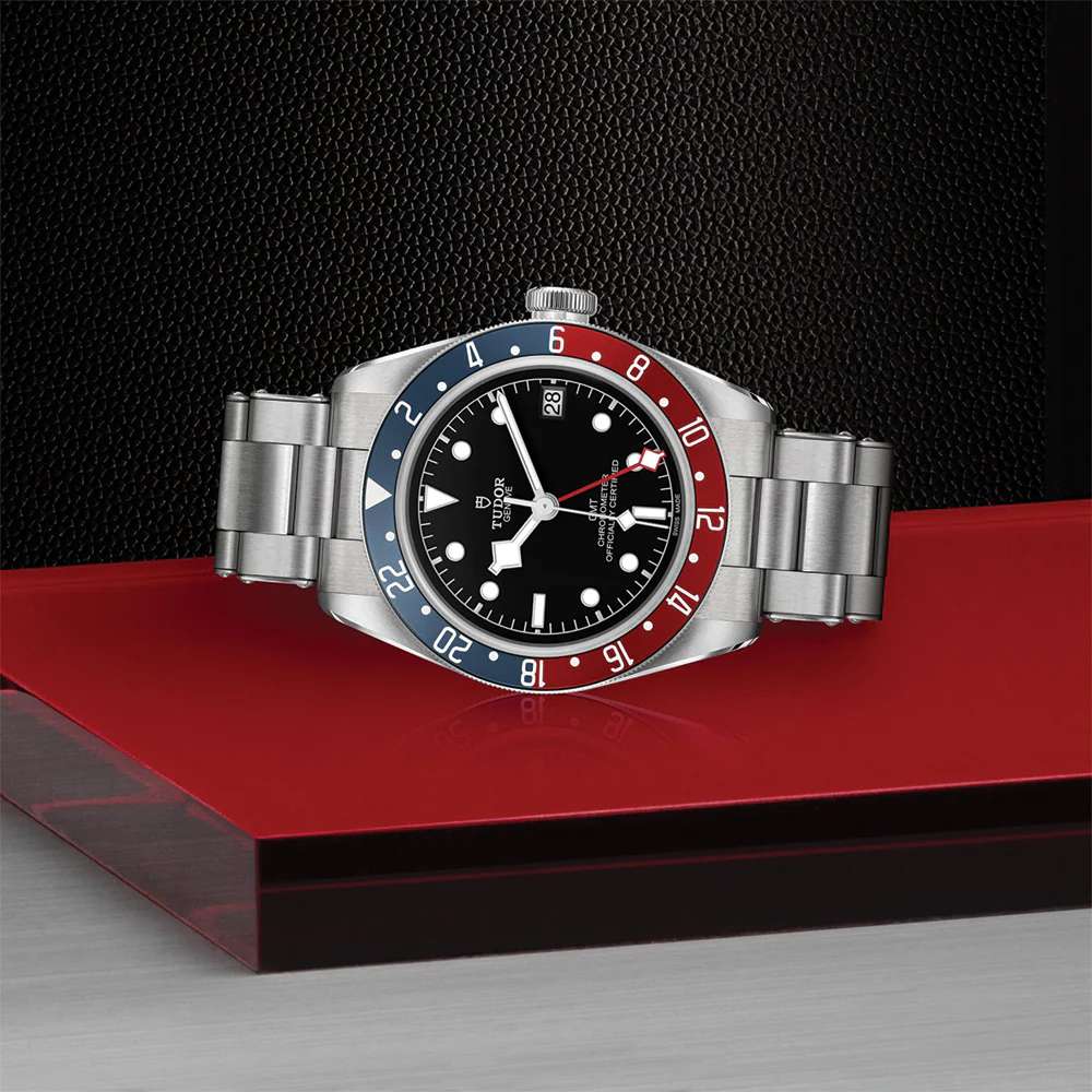 Black Bay GMT 41mm - Black on Bracelet - Image 4