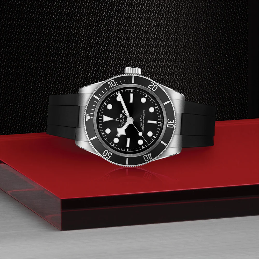Black Bay 41mm - Black, Black Bezel on Rubber Strap - Image 4