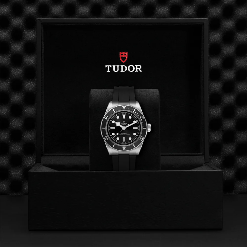 Black Bay 41mm - Black, Black Bezel on Rubber Strap - Image 8