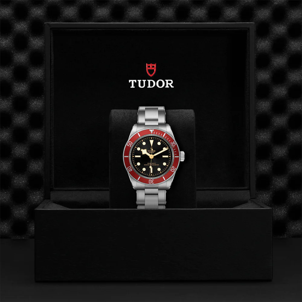 Black Bay 41mm - Black, Burgundy Bezel on Bracelet - Image 9