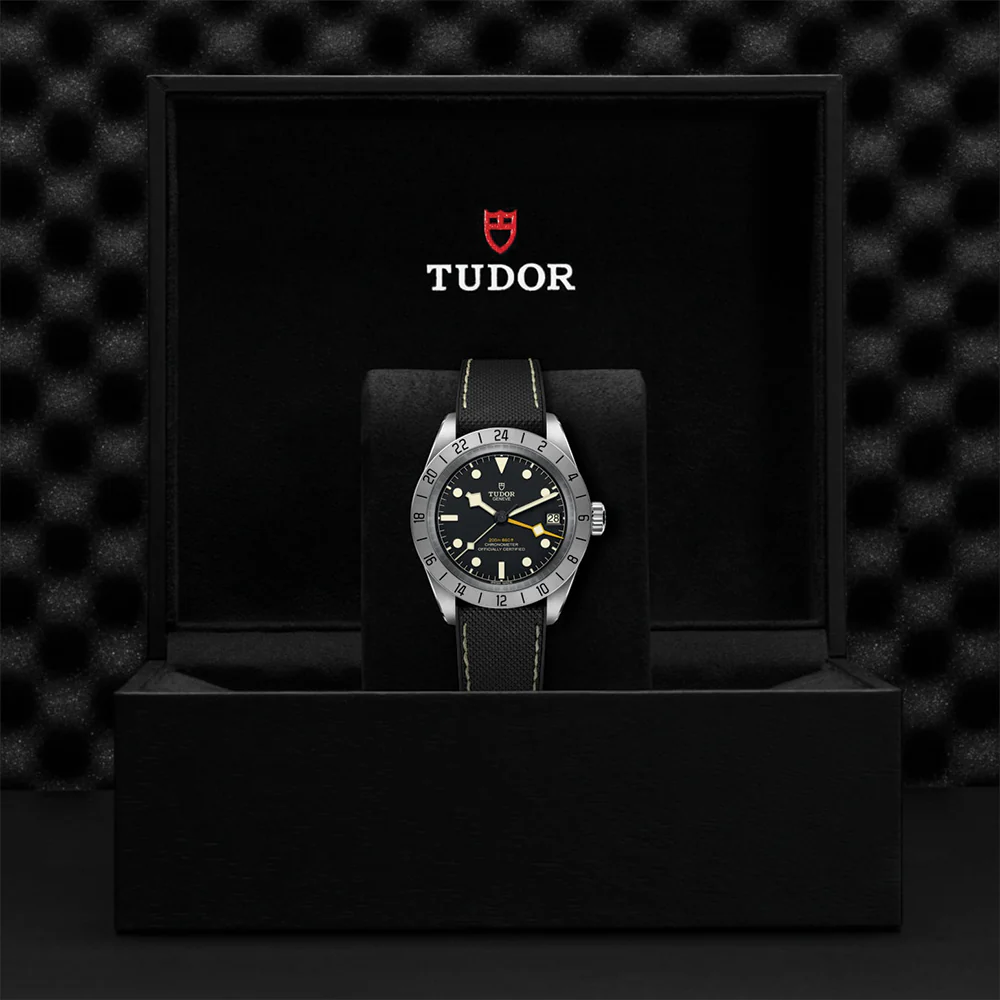 Black Bay Pro 39mm - Black on Hybrid Rubber/Leather Strap - Image 6