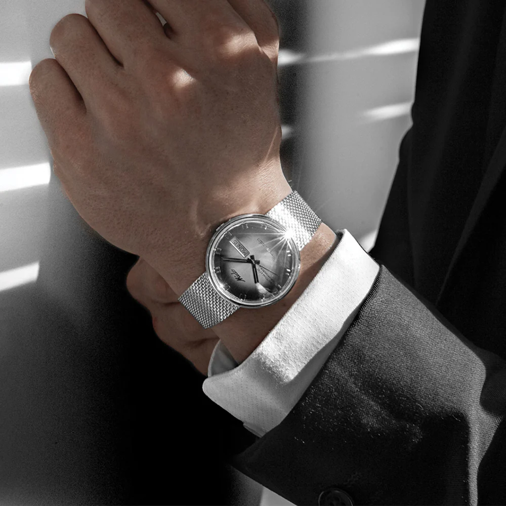 Commander Shade 37mm - Silver on Bracelet - Image 3