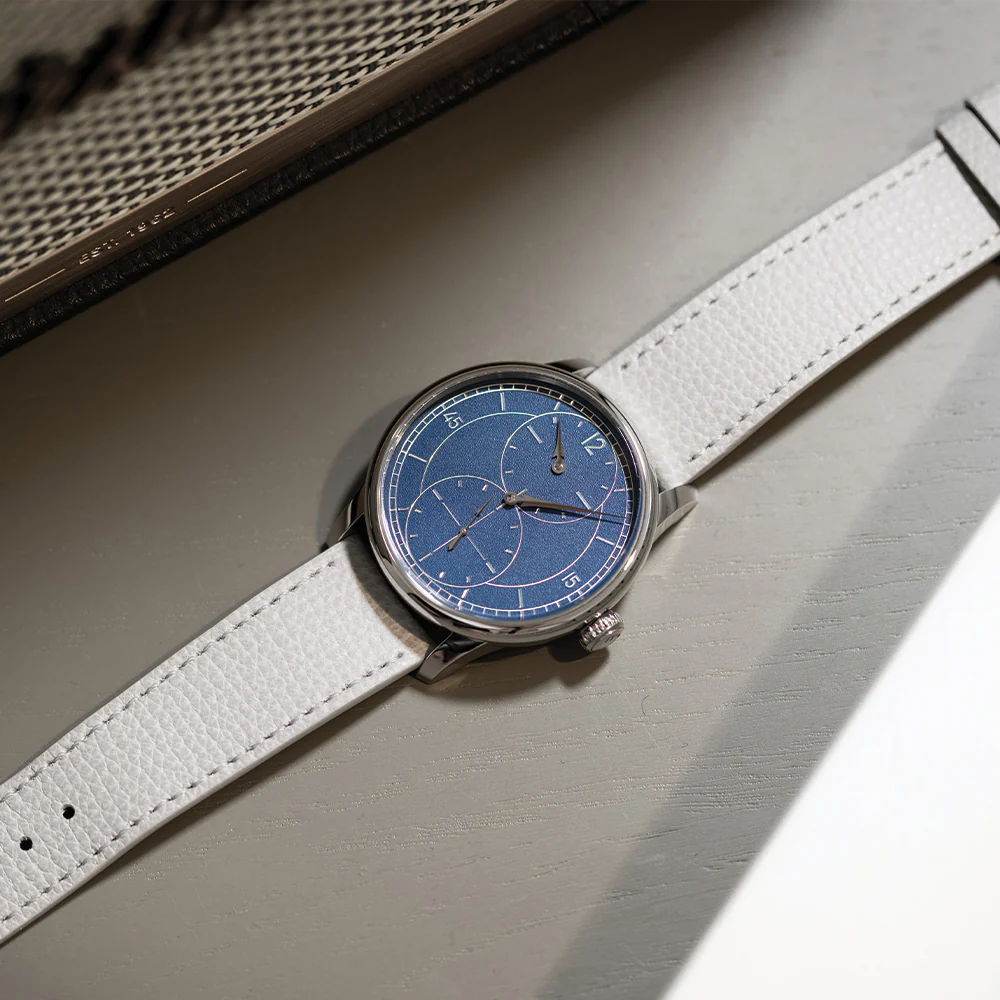 Le Régulateur Gravé Bleu 39mm - Blue on Leather Strap - Image 2