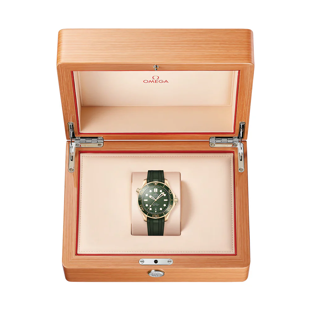 Seamaster Diver 300M Moonshine™ Gold 42mm - Green on Rubber Strap - Image 6