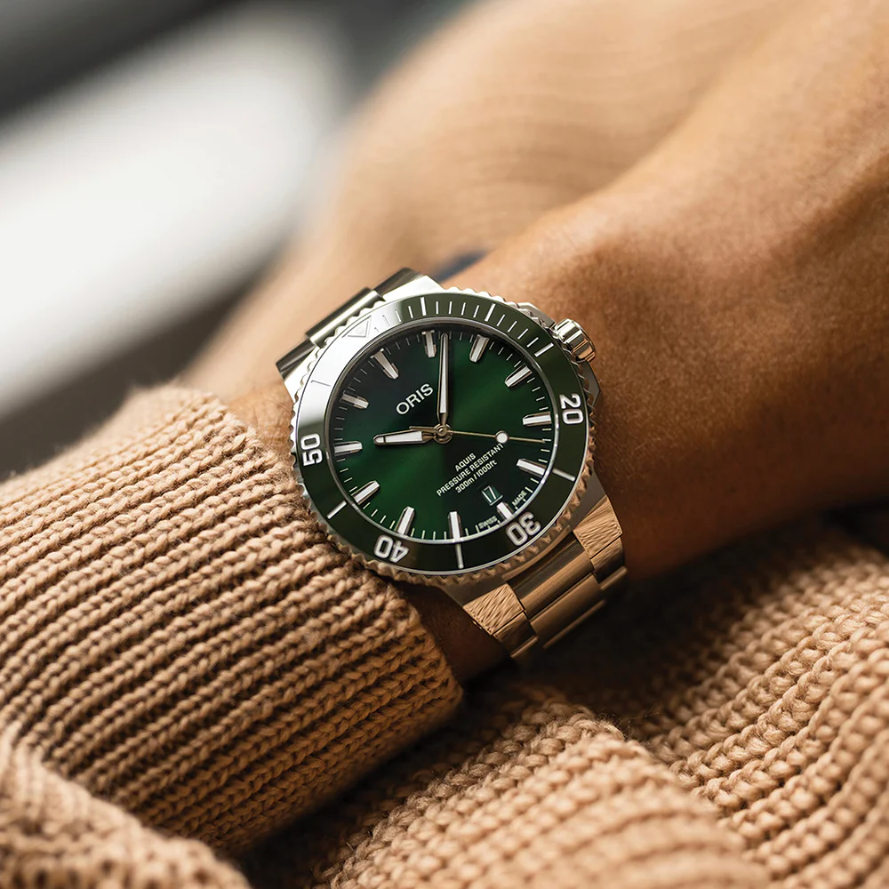 Oris Aquis Date 41.5mm - Green on Bracelet - Image 3