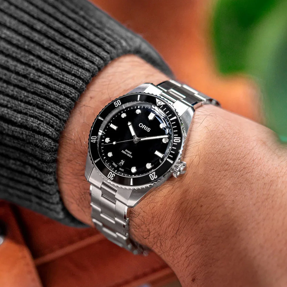 Divers Date 39mm - Black on Bracelet - Image 3