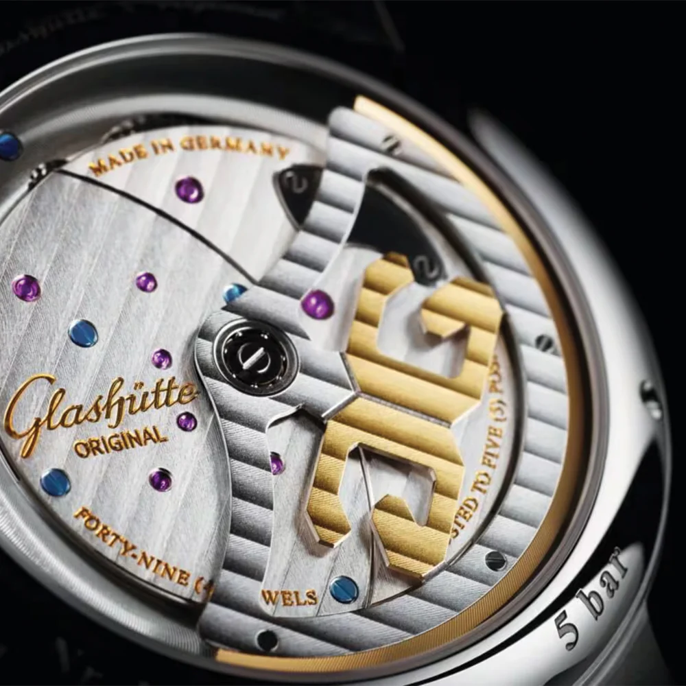 PanoMaticInverse 42mm - Ivory on Strap - Image 5