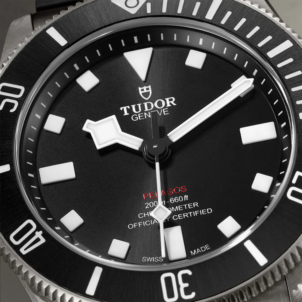 Pelagos Titanium 39mm - Black on Bracelet w/ Extra Rubber Strap - Image 5