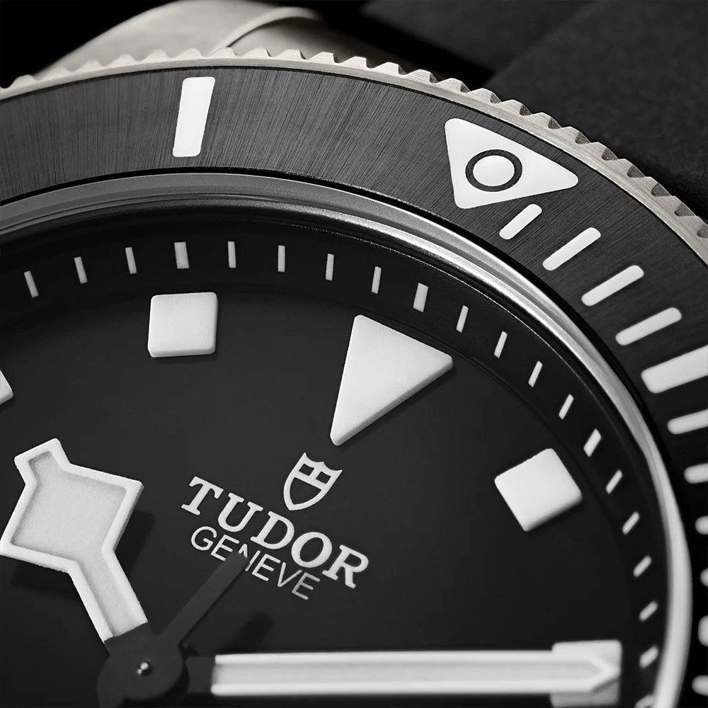 Pelagos Titanium 39mm - Black on Bracelet w/ Extra Rubber Strap - Image 6