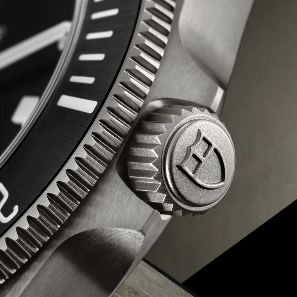 Pelagos Titanium 39mm - Black on Bracelet w/ Extra Rubber Strap - Image 7