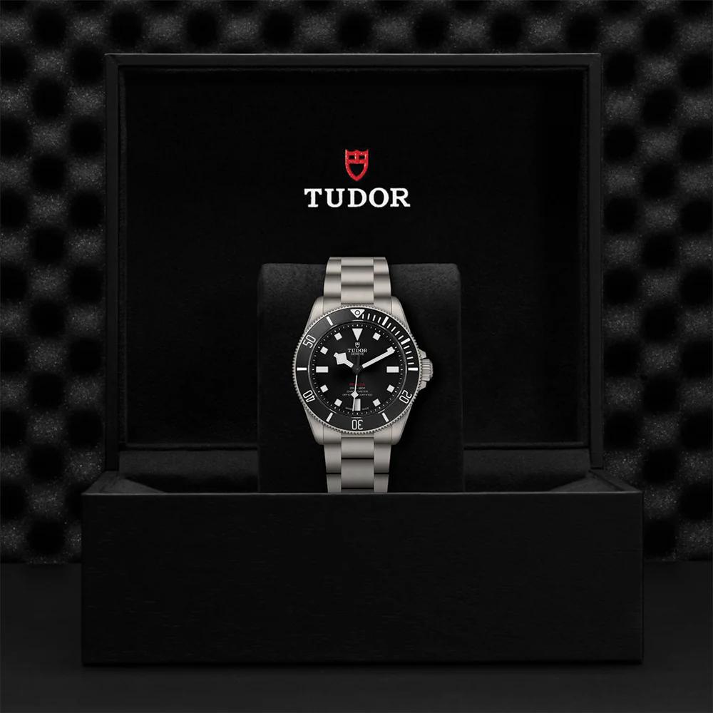 Pelagos Titanium 39mm - Black on Bracelet w/ Extra Rubber Strap - Image 9