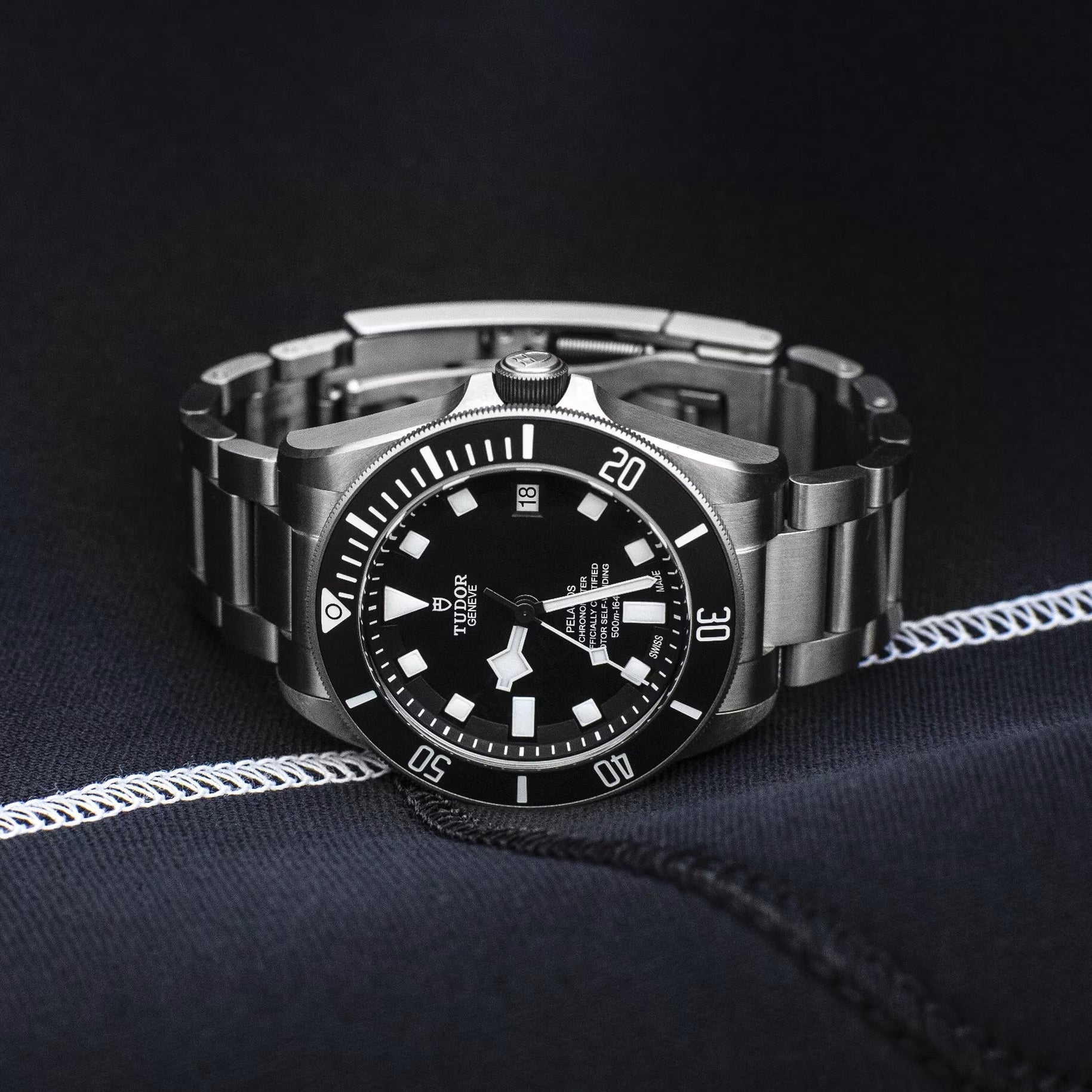 Pelagos Titanium 42mm - Black, Ceramic Bezel on Bracelet w/ Extra Rubber Strap - Image 4