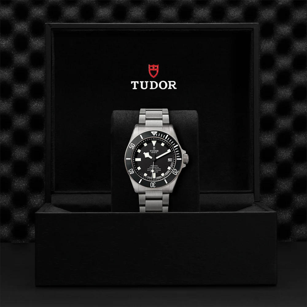 Pelagos Titanium 42mm - Black, Ceramic Bezel on Bracelet w/ Extra Rubber Strap - Image 6