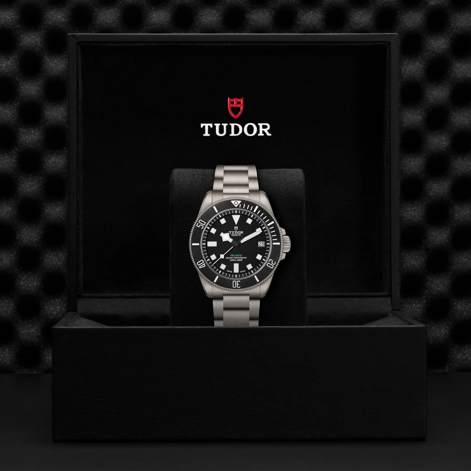 Pelagos Ultra Titanium 43mm - Black on Bracelet w/ Extra Rubber Strap - Image 13