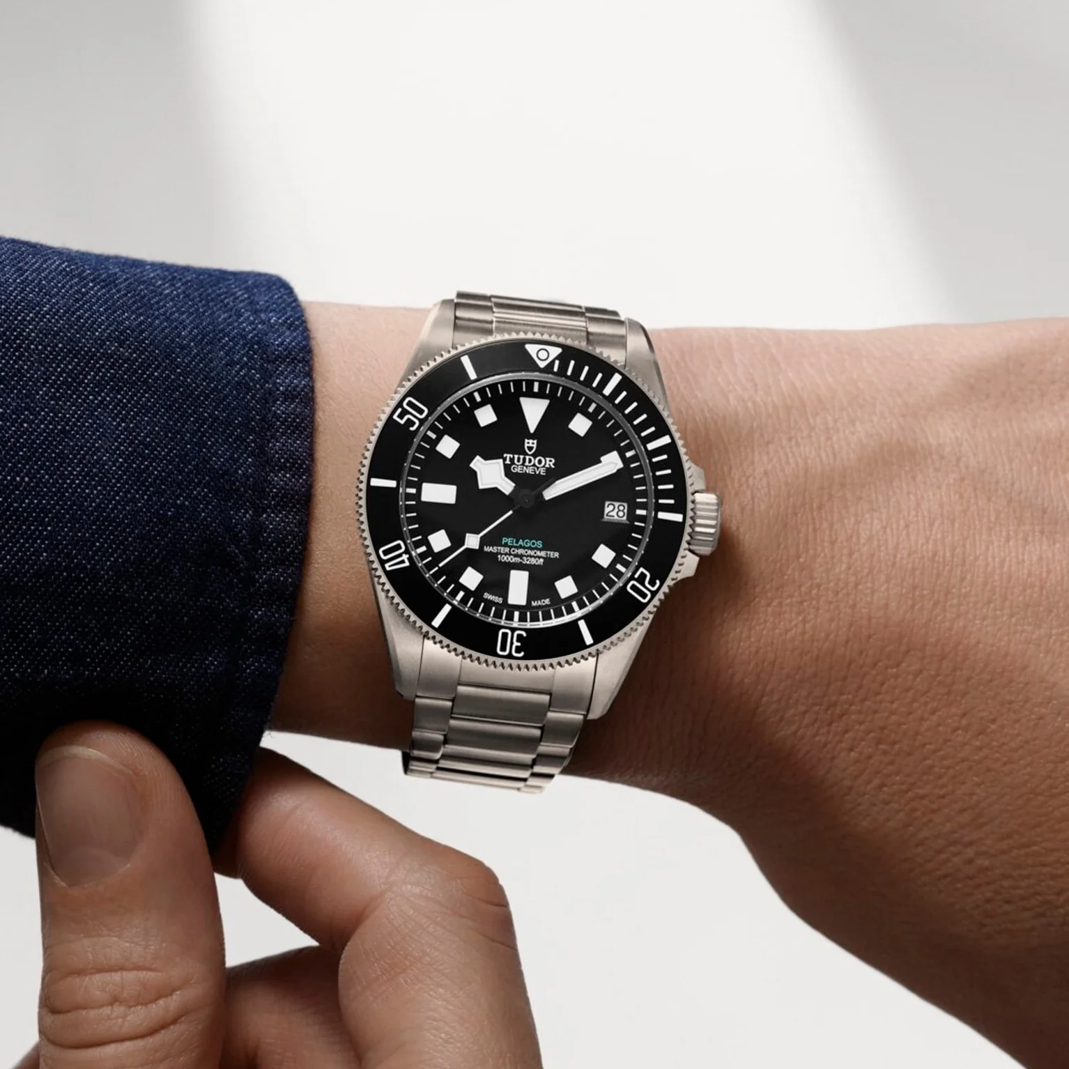 Pelagos Ultra Titanium 43mm - Black on Bracelet w/ Extra Rubber Strap - Image 3