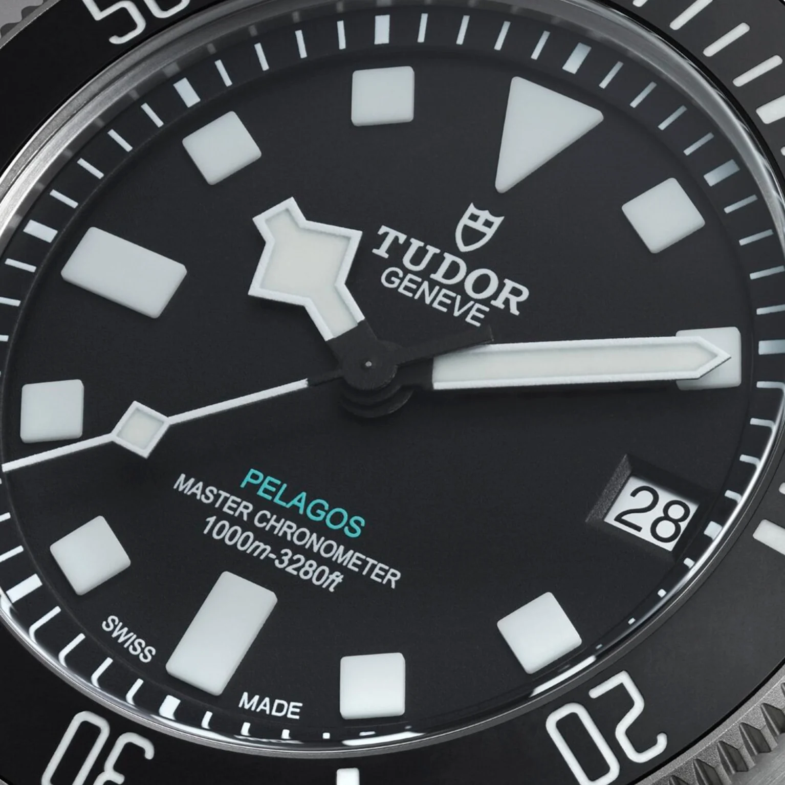 Pelagos Ultra Titanium 43mm - Black on Bracelet w/ Extra Rubber Strap - Image 4
