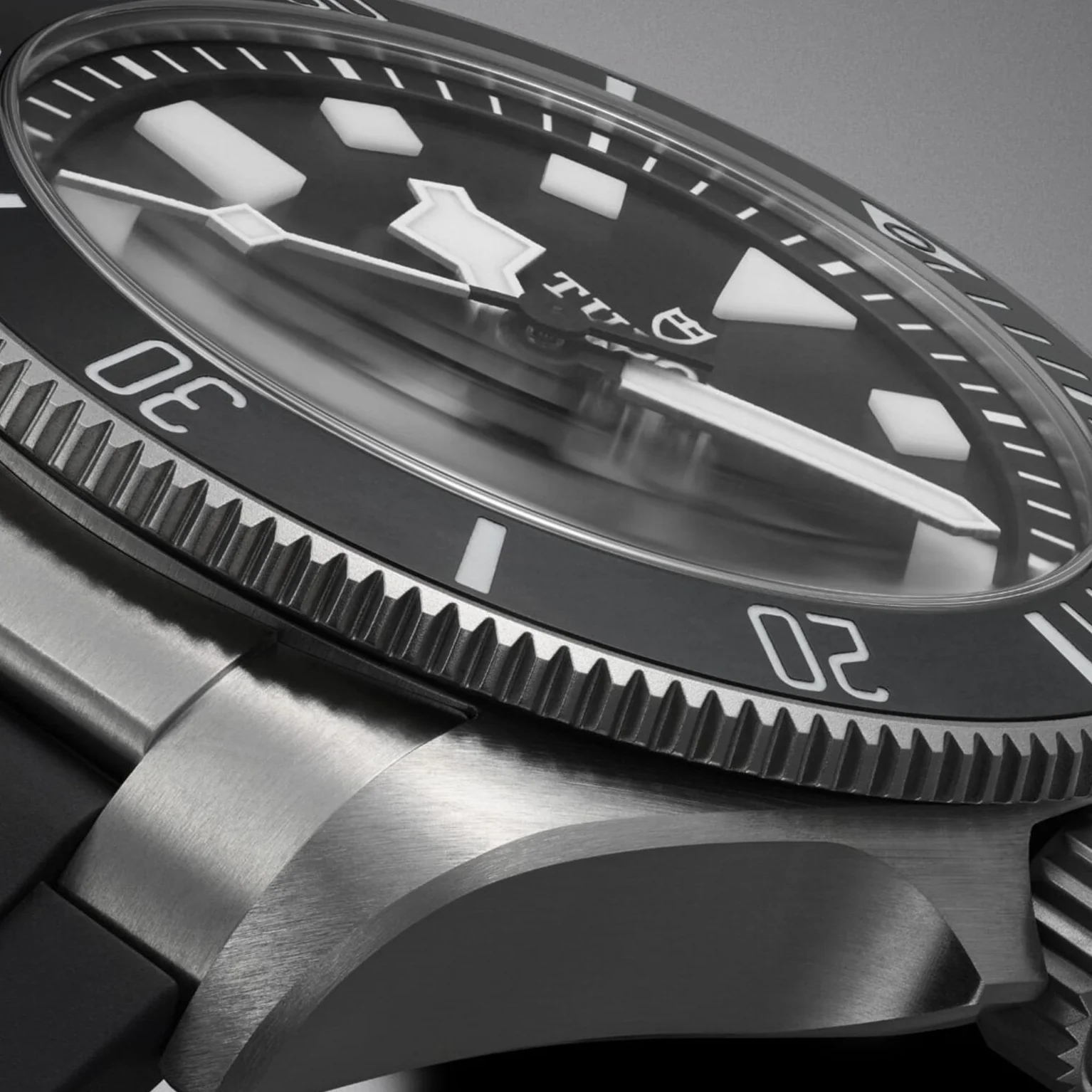 Pelagos Ultra Titanium 43mm - Black on Bracelet w/ Extra Rubber Strap - Image 5