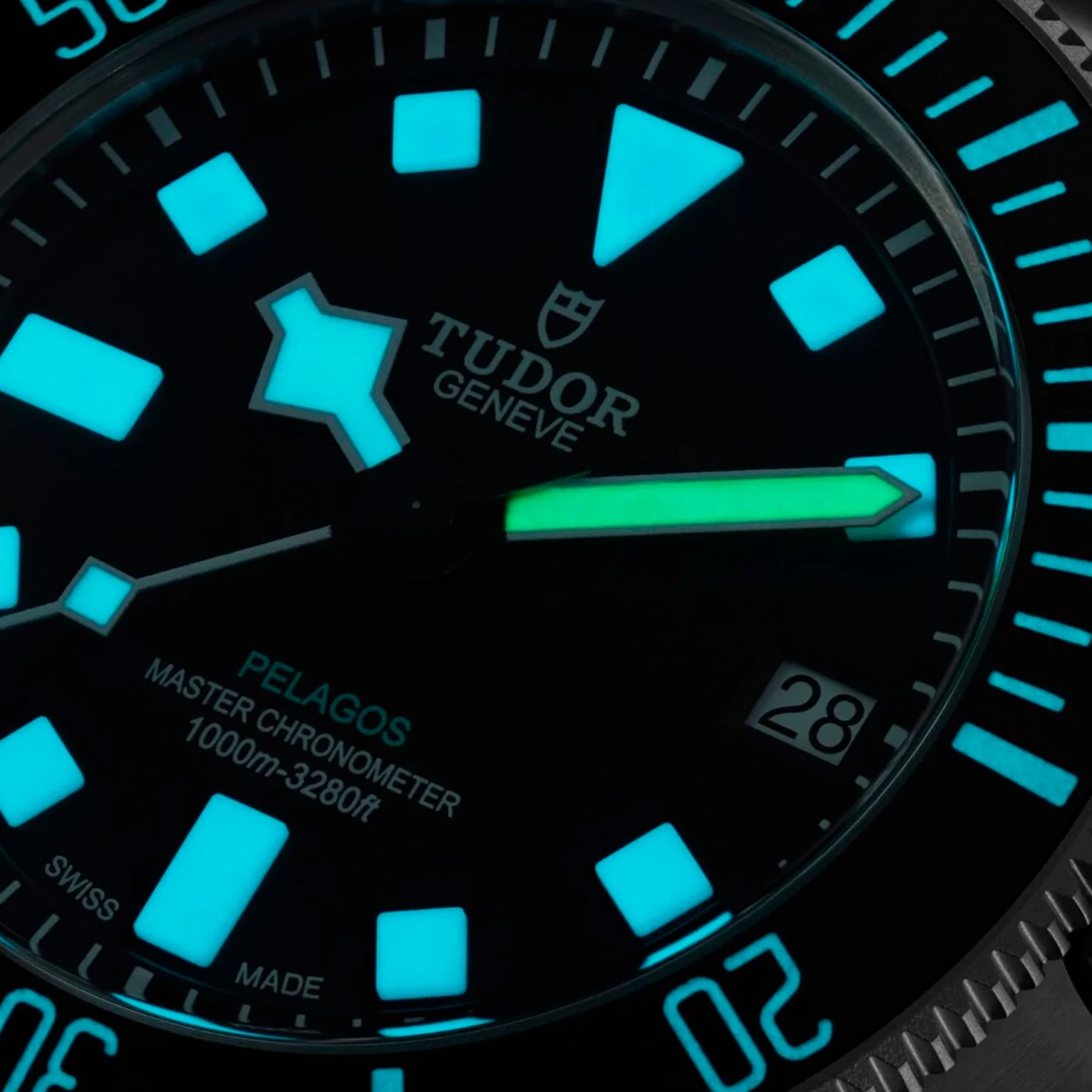 Pelagos Ultra Titanium 43mm - Black on Bracelet w/ Extra Rubber Strap - Image 8