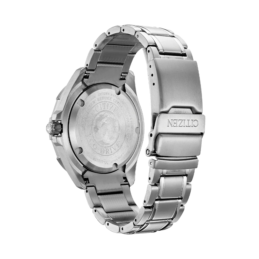 Promaster Diver Titanium 44mm - Black on Bracelet - Image 3