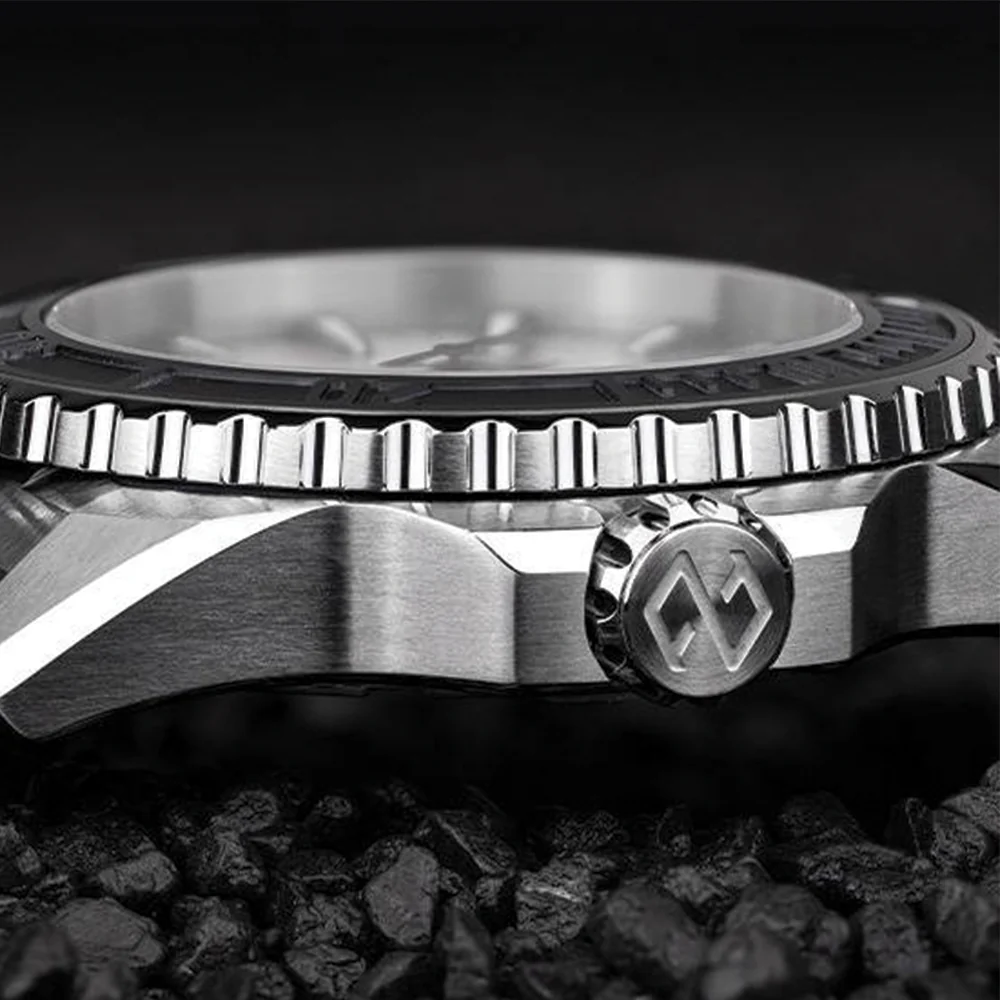 REEF Automatic COSC 300M Forged Carbon 39.5mm - Black on Bracelet - Image 6