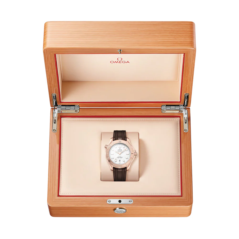 Seamaster Diver 300M Sedna™ Gold 42mm - White on Rubber Strap - Image 5