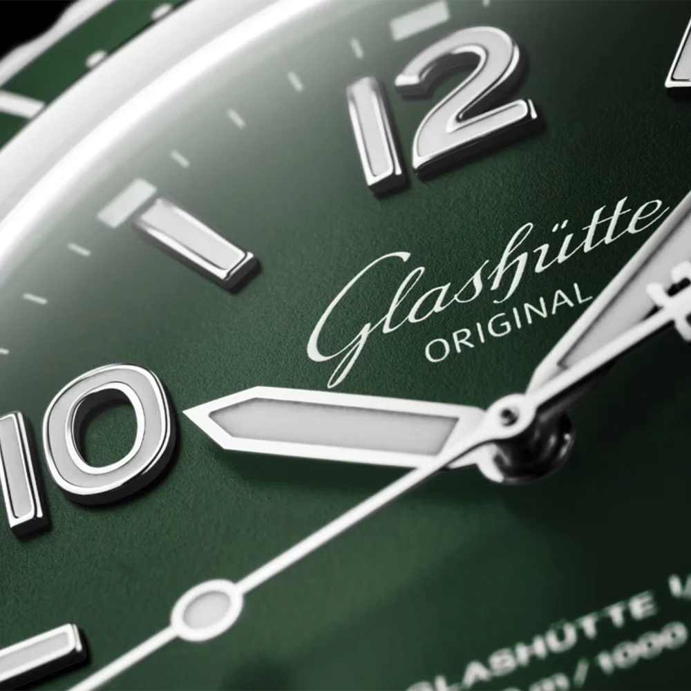 SeaQ Panorama Date 43mm - Varnish Reed Green on Bracelet - Image 3