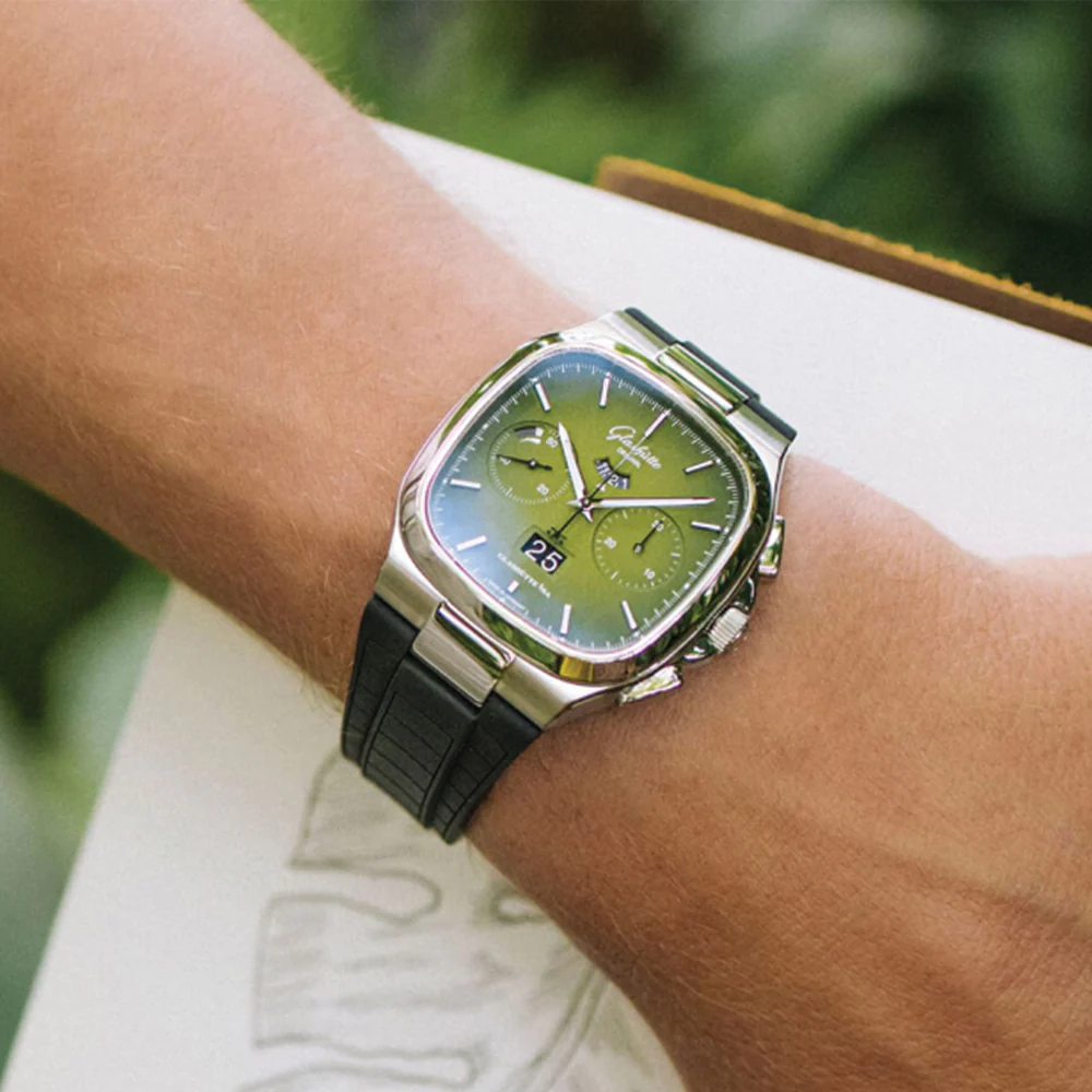 Seventies Chronograph 40mm - Matte Lacquered Green on Bracelet - Image 3