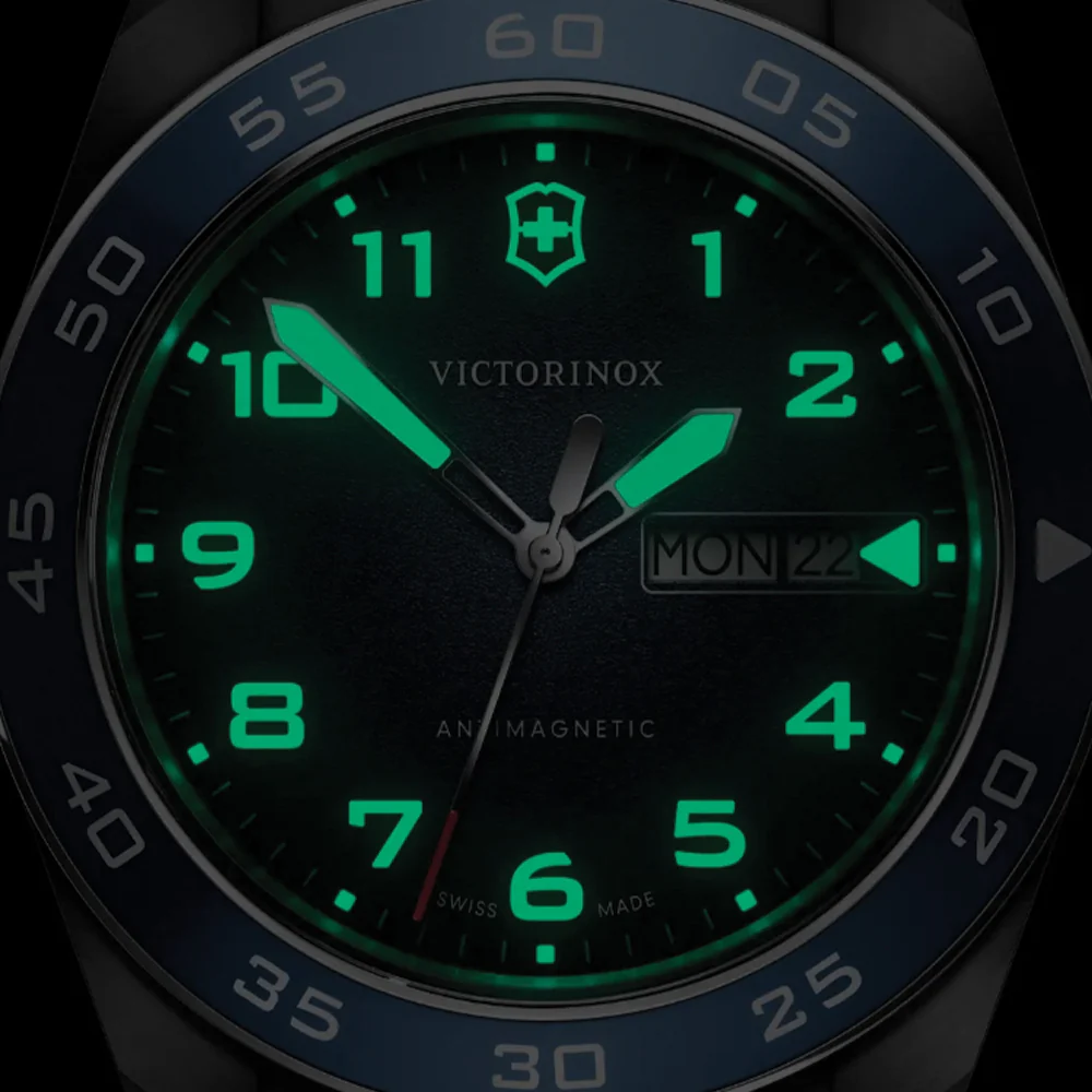 Swiss Army Quartz 42mm - Blue on Bracelet - Image 3